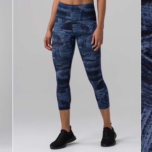 Lululemon Size 8 Blue Wunder Under Crop Leggings